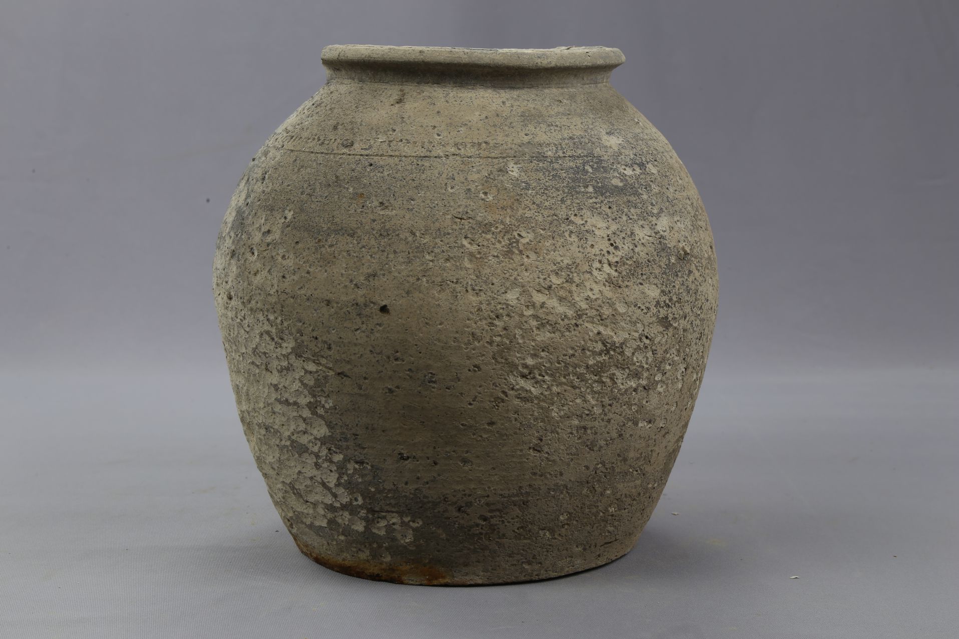 东汉深腹平底夹砂灰陶罐25（M16-4）